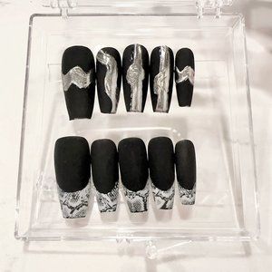 Hand-made black/silver press on nails with snake-print|party nails|with glue
